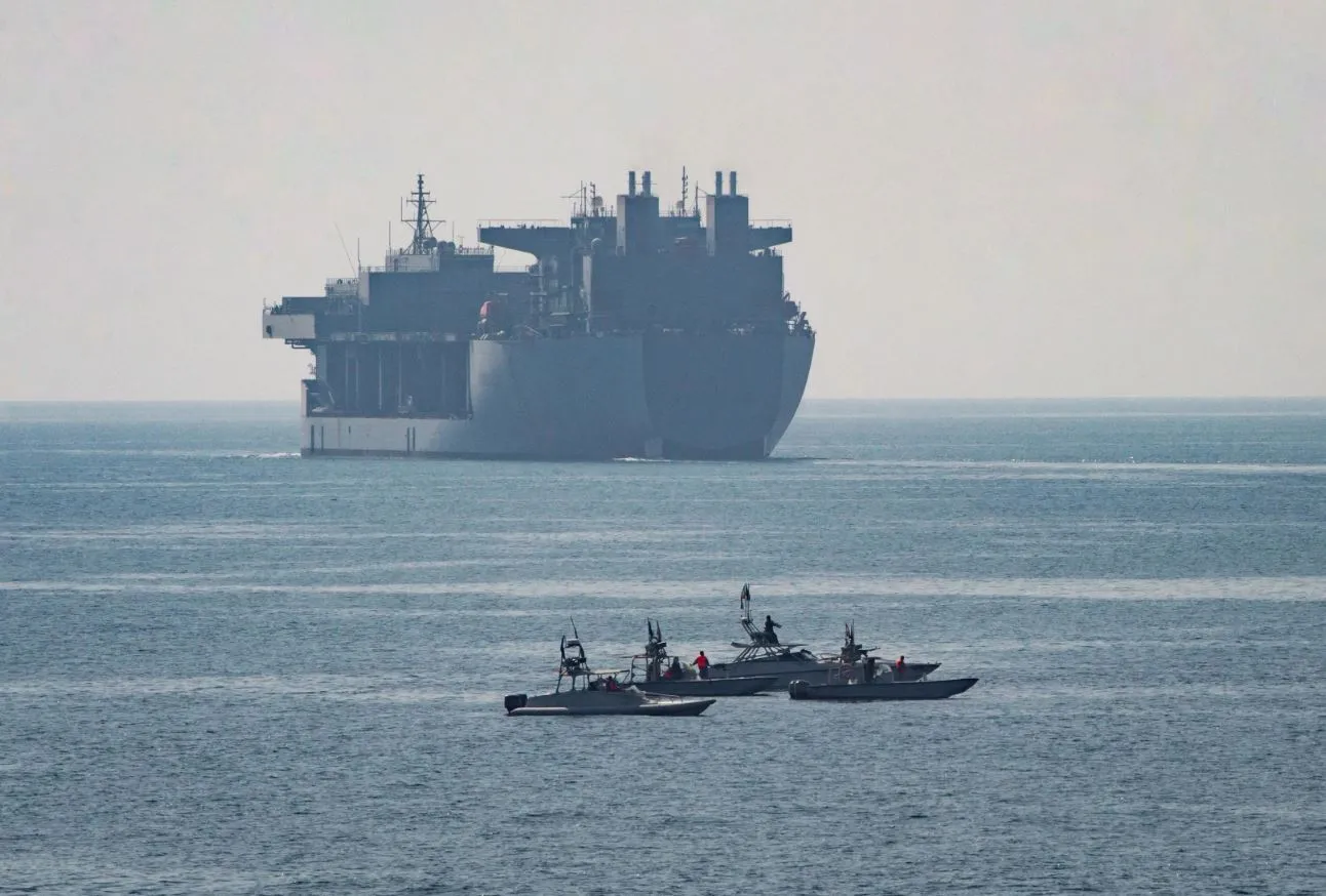 Εμπορικό πλοίο διασχίζει τα Στενά του Ορμούζ