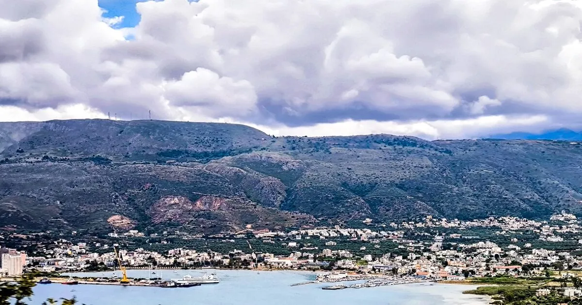 Κρουαζιερόπλοιο Queen Anne στο λιμάνι της Σούδας λόγω κακοκαιρίας