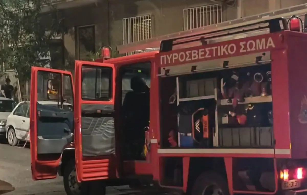 Πυροσβέστες επιχειρούν σε φωτιά διαμερίσματος στο Παγκράτι