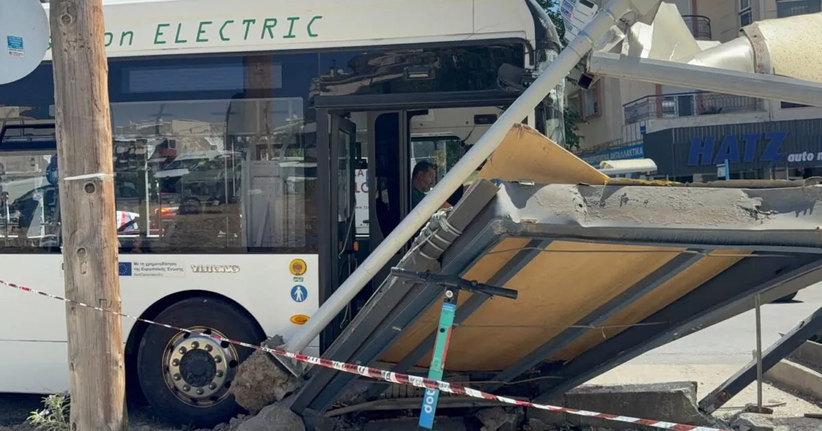 Λεωφορείο σε στάση μετά από τροχαίο ατύχημα