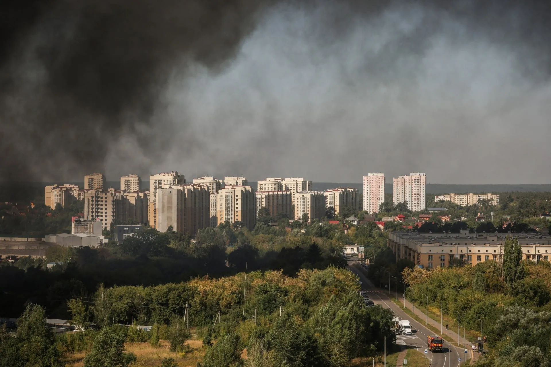 Πυροσβέστες σβήνουν φωτιά μετά από πυραυλική επίθεση στην Οδησσό