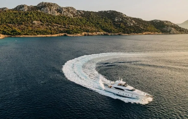 Σκάφος yachting στη θάλασσα συμβολίζει την εξαγορά Vernicos Yachts