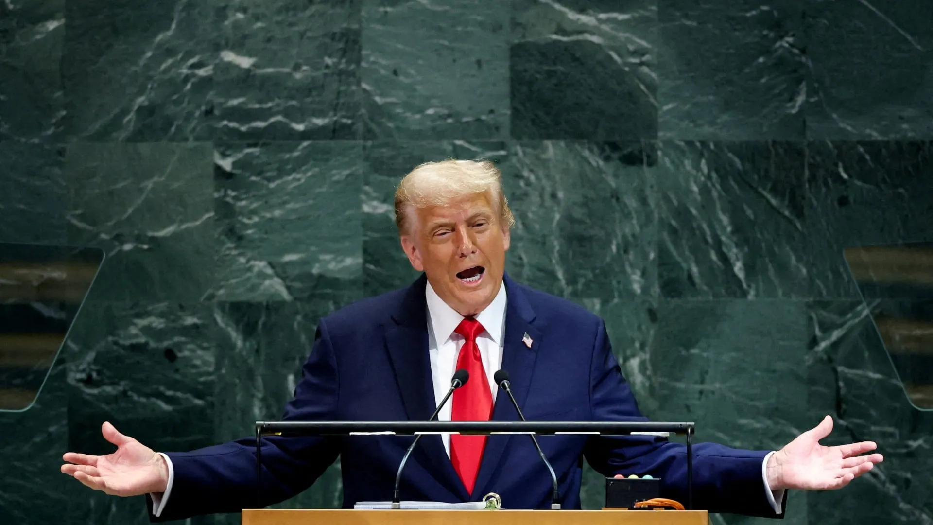 Ο Ντόναλντ Τραμπ και το λογότυπο του Trump TV