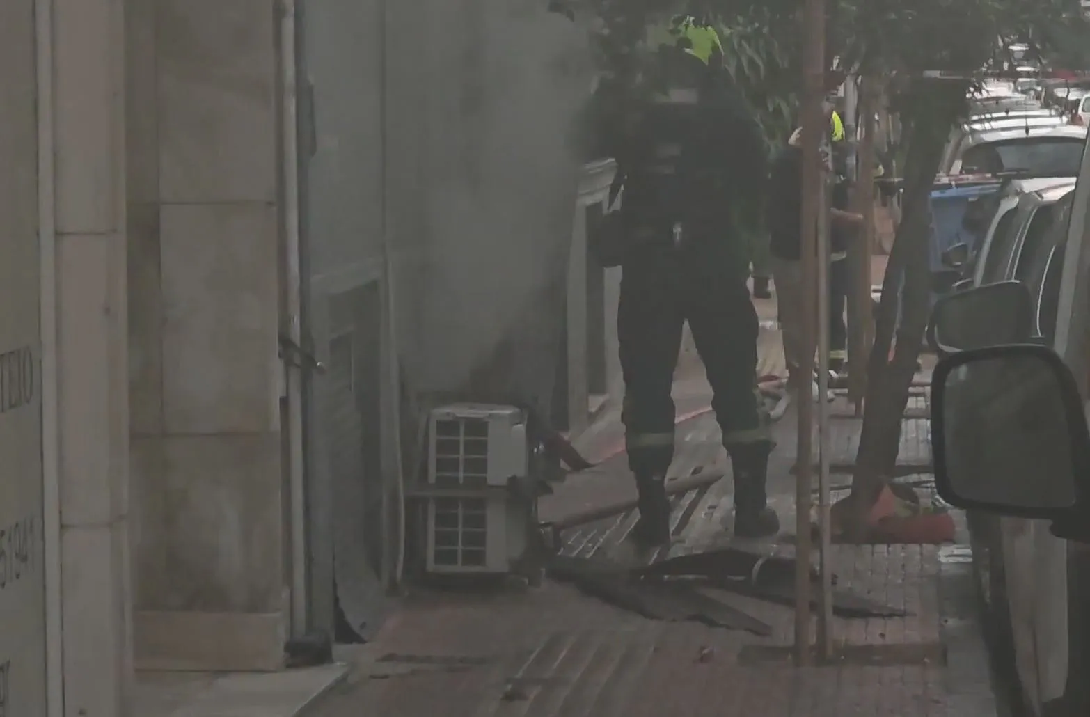 Πυροσβέστες επιχειρούν σε φωτιά διαμερίσματος στο Παγκράτι