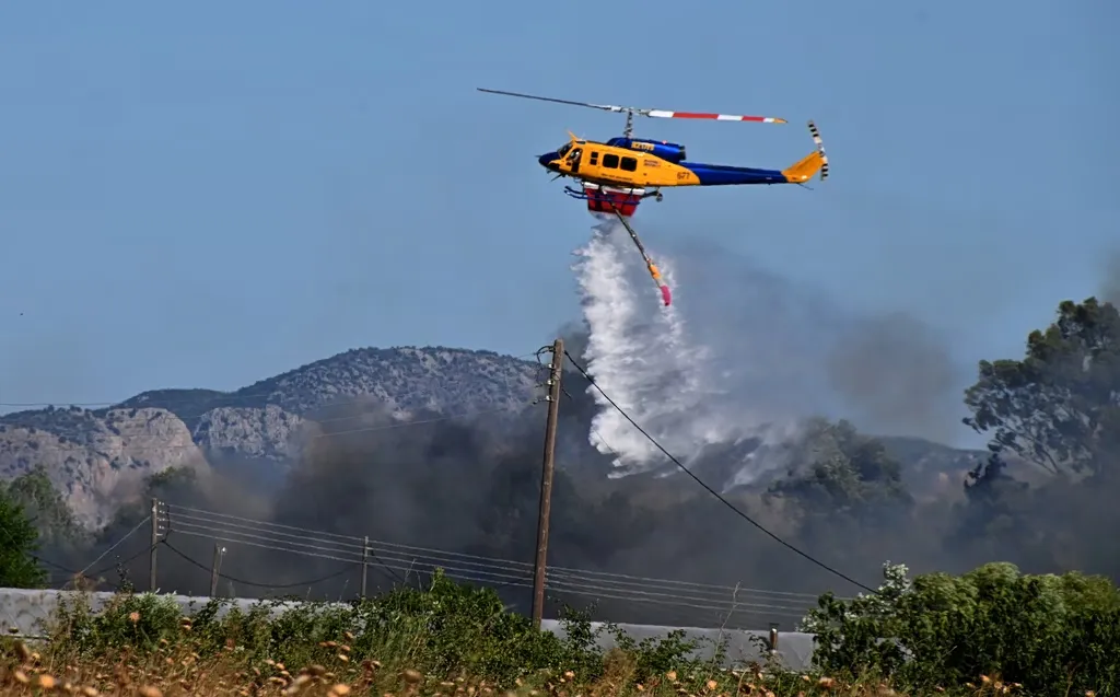 Πυροσβέστες επιχειρούν σε φωτιά στη Σαλαμίνα