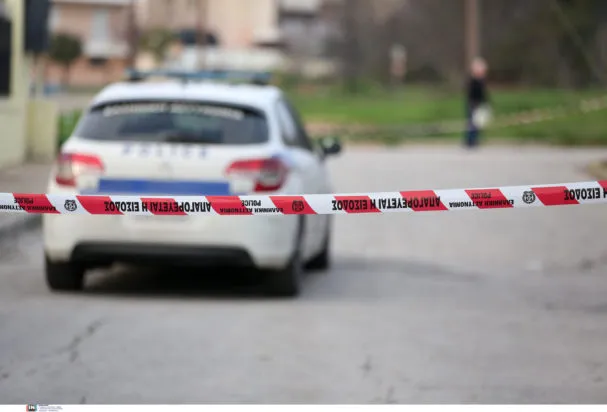 Αστυνομικοί στο σημείο εντοπισμού οστών στην Κυψέλη