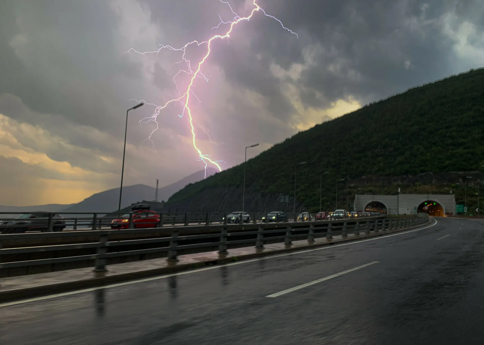 Σύννεφα καταιγίδας και βροχή πάνω από ελληνική περιοχή