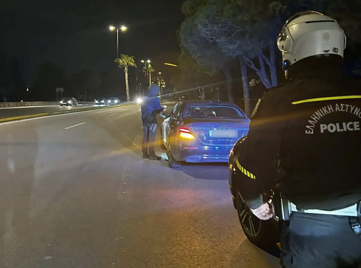 Αυτοκίνητο κινείται ανάποδα στην παραλιακή λεωφόρο Βούλας