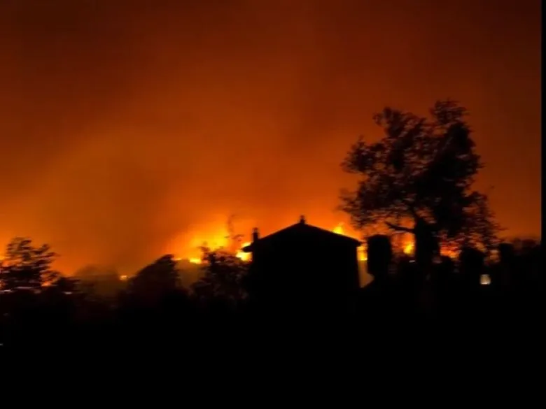 Πυρκαγιά με φλόγες κοντά σε σπίτια στη Χειμάρρα Αλβανίας