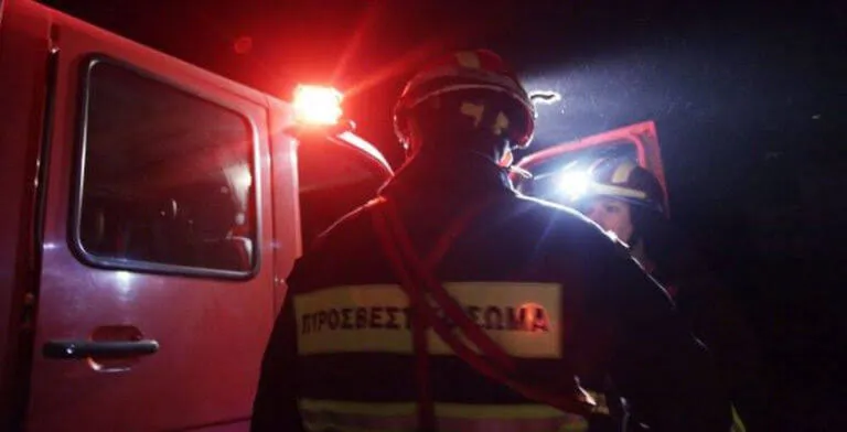 Πυροσβεστικά οχήματα επιχειρούν σε πυρκαγιά στον Ασπρόπυργο