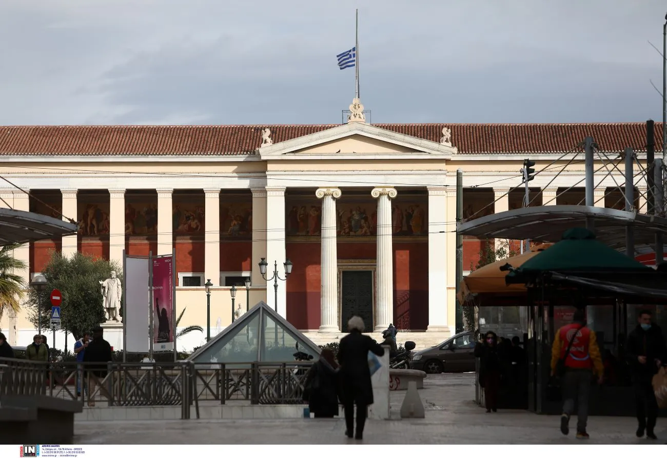 Φοιτητής συμπληρώνει την ηλεκτρονική αίτηση εγγραφής στο πανεπιστήμιο