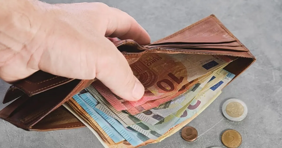 Οικογένεια υπολογίζει το επίδομα Α21 του ΟΠΕΚΑ