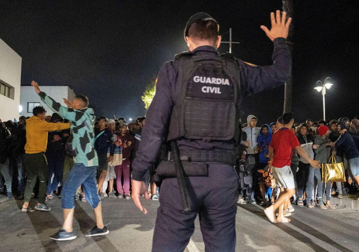 Μετανάστες μεταφέρονται σε νέο καταυλισμό στη Θέουτα