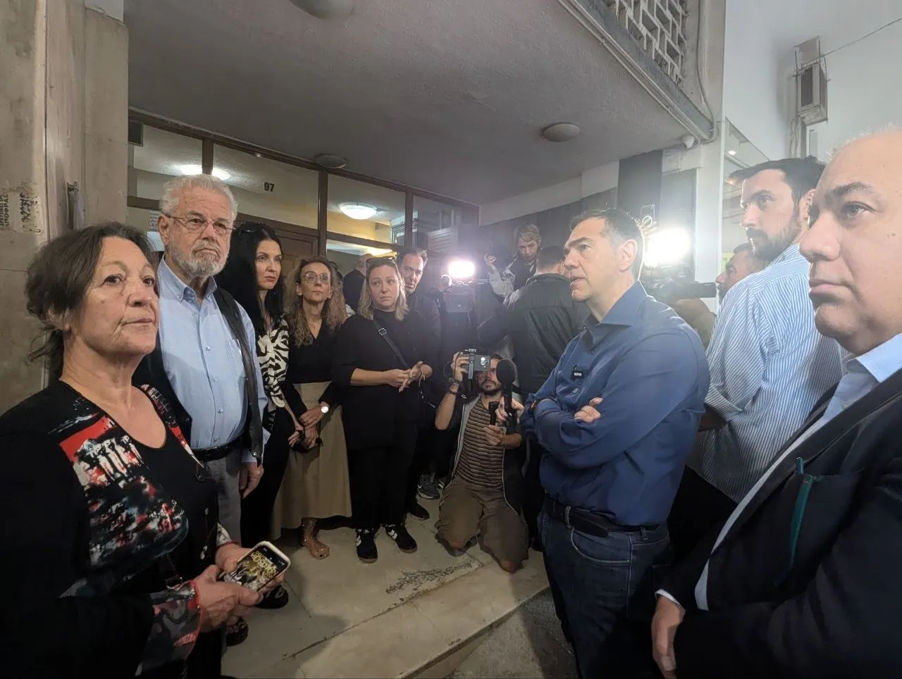 Ο Τσίπρας επισκέπτεται πολυκατοικία με ζημιές στην Κυψέλη