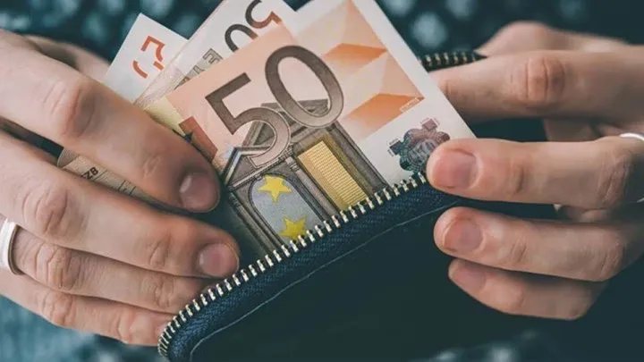 Γονείς καταθέτουν χρήματα σε επενδυτικό λογαριασμό παιδιού