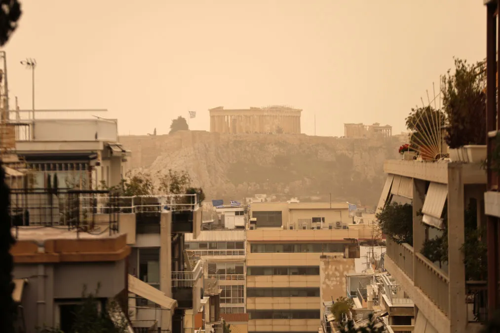 Σκούρα σύννεφα καταιγίδας πάνω από βουνά της Ελλάδας