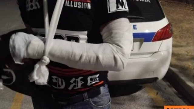 Ταξί σταθμευμένα σε πιάτσα, σκηνή επίθεσης στον Βόλο
