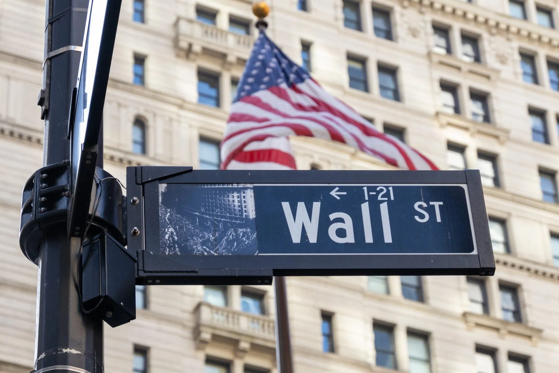 Οθόνες χρηματιστηρίου με δείκτες της Wall Street