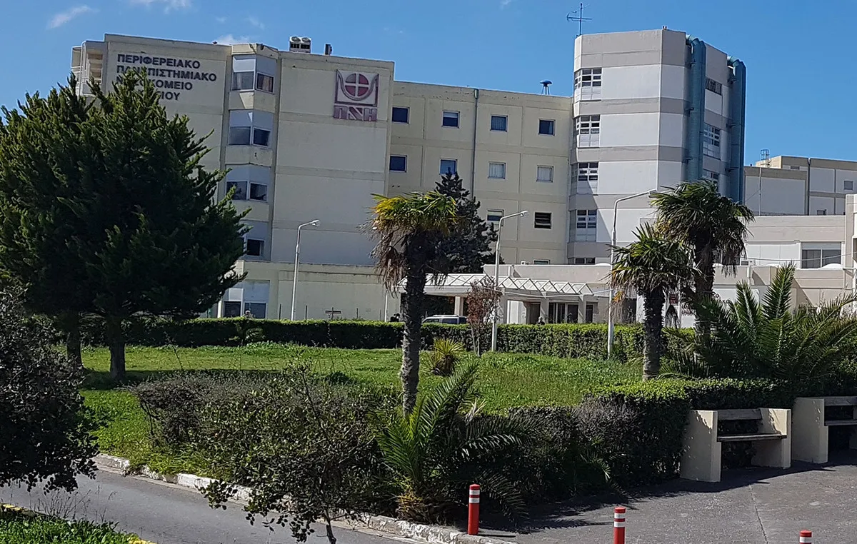 Ασθενοφόρο μεταφέρει 2χρονο αγόρι μετά από πτώση από μπαλκόνι