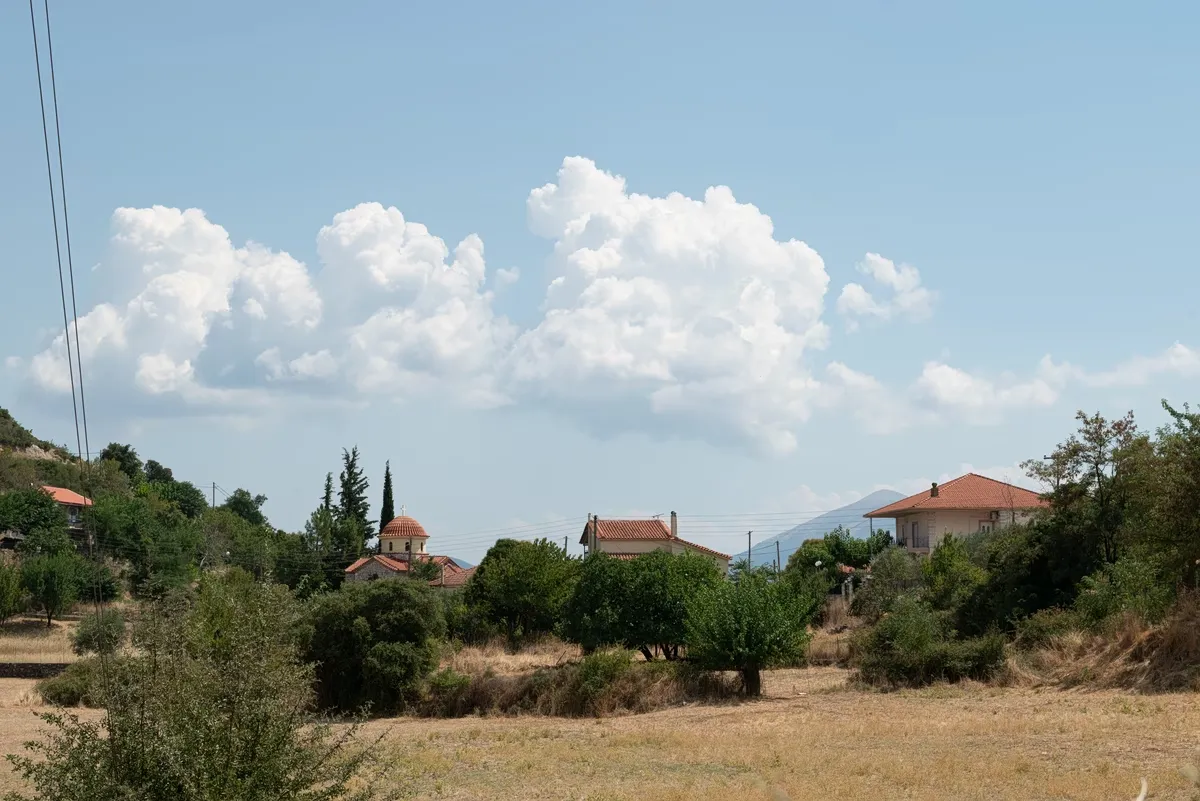 Ηλιόλουστος καιρός με καλοκαιρινές θερμοκρασίες στην Ελλάδα