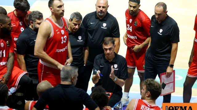 Παίκτες του Ολυμπιακού πανηγυρίζουν στο τουρνουά της Κύπρου