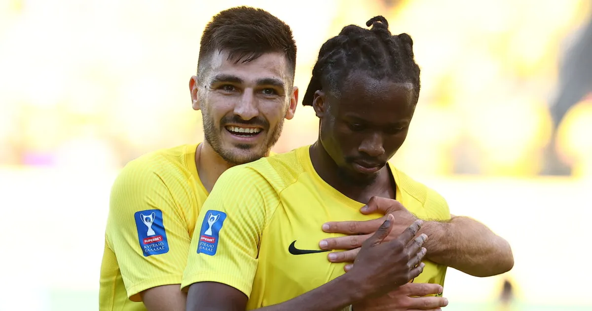Παίκτες του Άρη πανηγυρίζουν γκολ στο Κύπελλο Ελλάδας