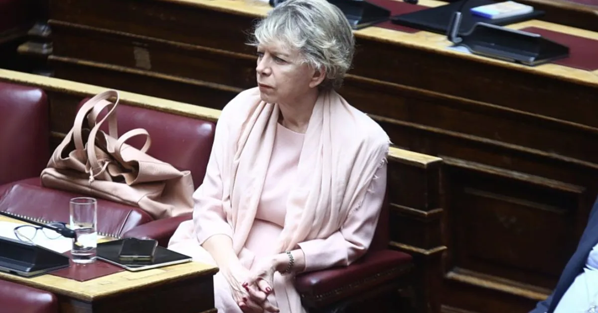 Η Έλενα Ακρίτα στη Βουλή κατά την ψηφοφορία