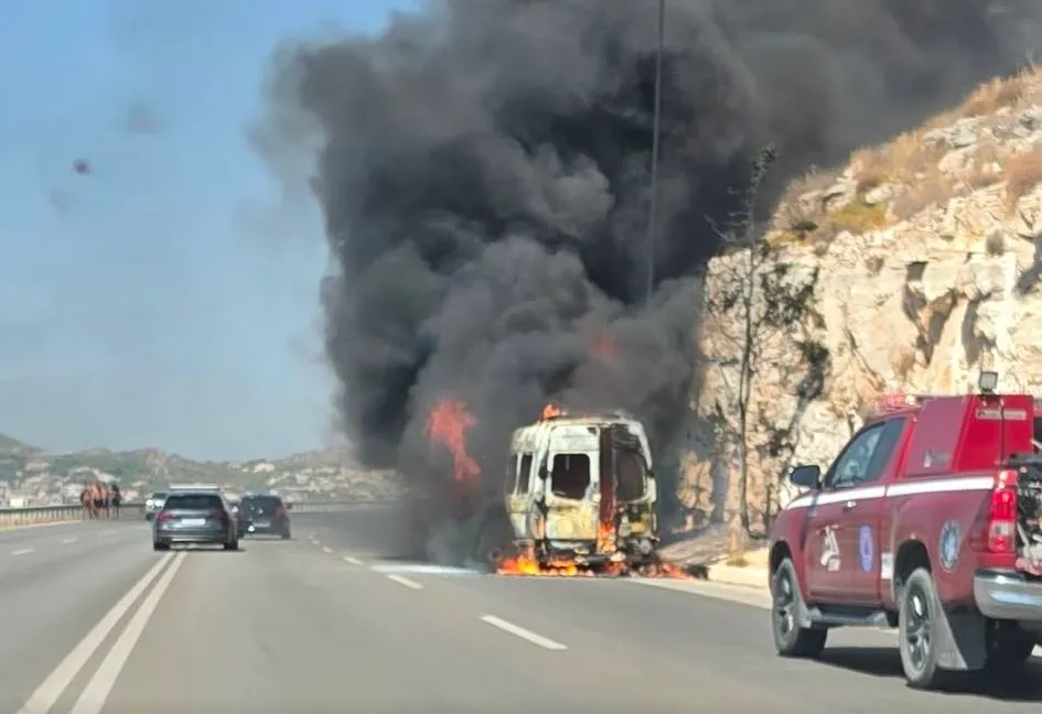 Καιγόμενο σχολικό λεωφορείο στη Λεωφόρο Αθηνών Σουνίου