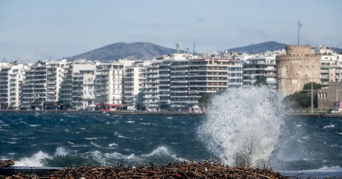 Συννεφιασμένος ουρανός με ενδείξεις καιρού στην Ελλάδα