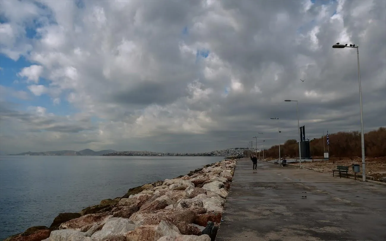Πορτοκαλί προειδοποίηση ΕΜΥ για καταιγίδες και ανέμους