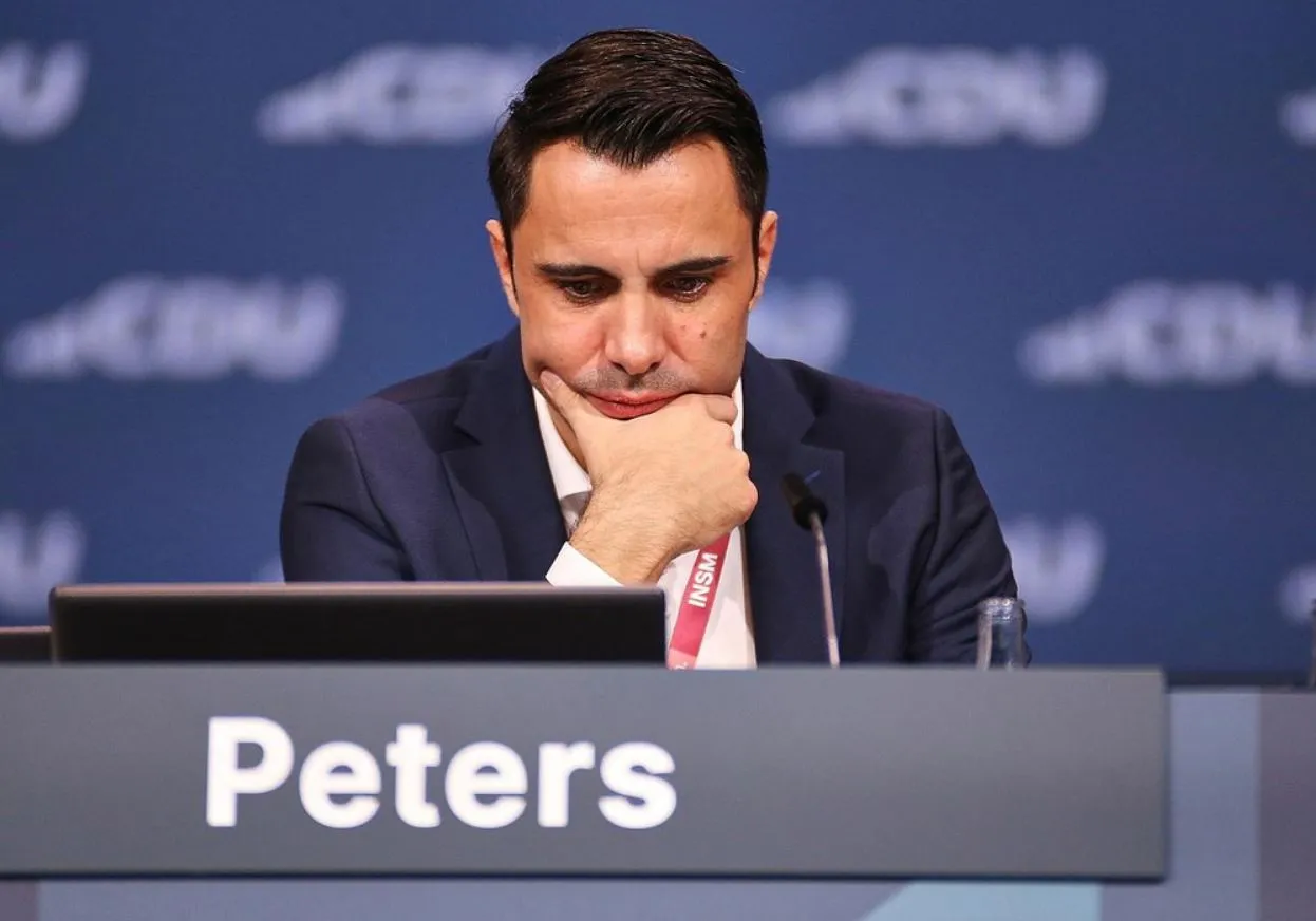 Ο Ντάνιελ Πίτερς παραιτείται από την ηγεσία του CDU