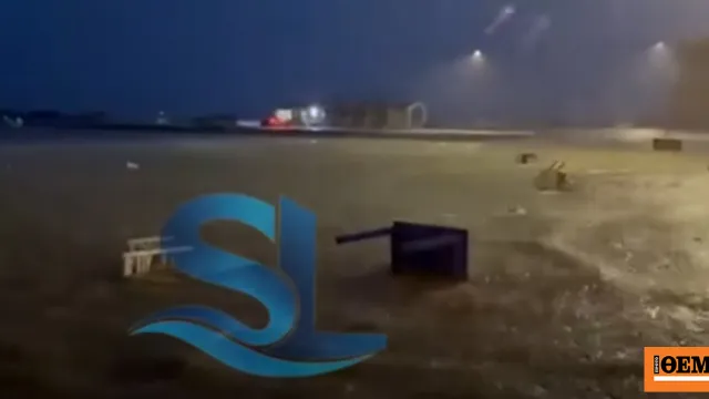 Πλημμυρισμένος δρόμος στη Σκιάθο από καταρρακτώδη βροχή
