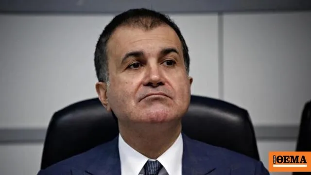 Σκοτεινά σύννεφα και καταιγίδα πάνω από θάλασσα