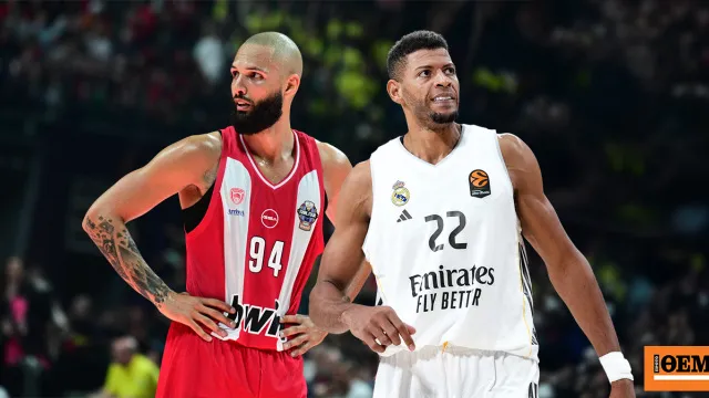Παίκτες Ολυμπιακού πανηγυρίζουν σε αγώνα Euroleague