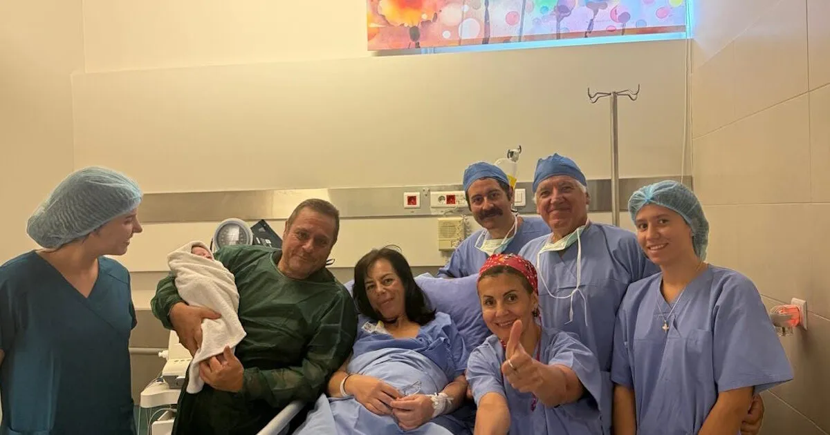 Νεογέννητο μωρό στην αγκαλιά μητέρας σε κλινική