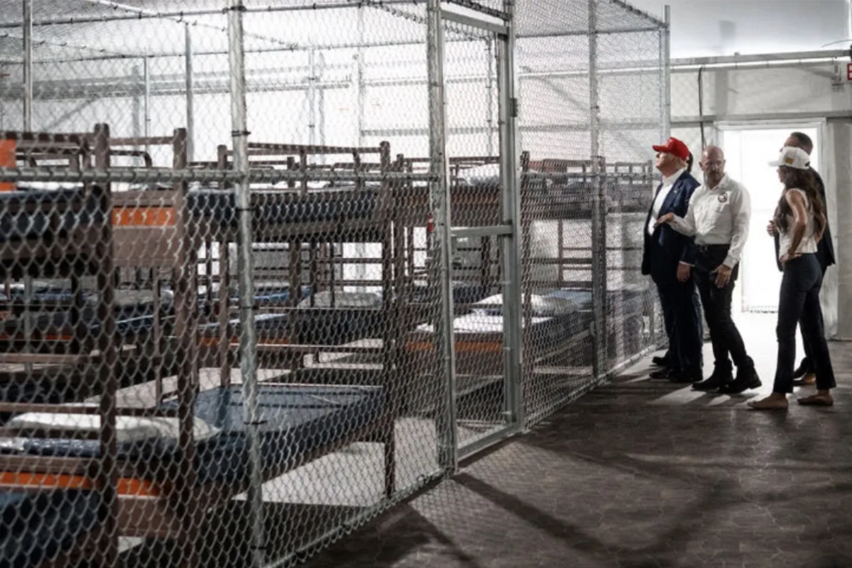 Μεταλλικά κελιά κράτησης μεταναστών στη Φλόριντα
