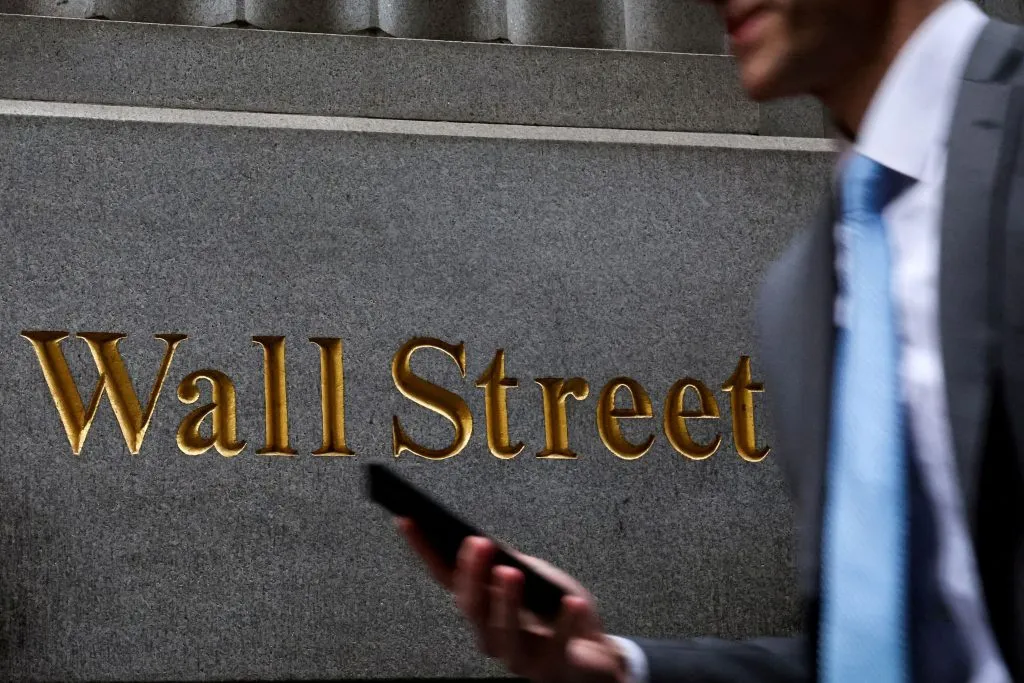 Οθόνη χρηματιστηρίου με δείκτες Wall Street σε άνοδο