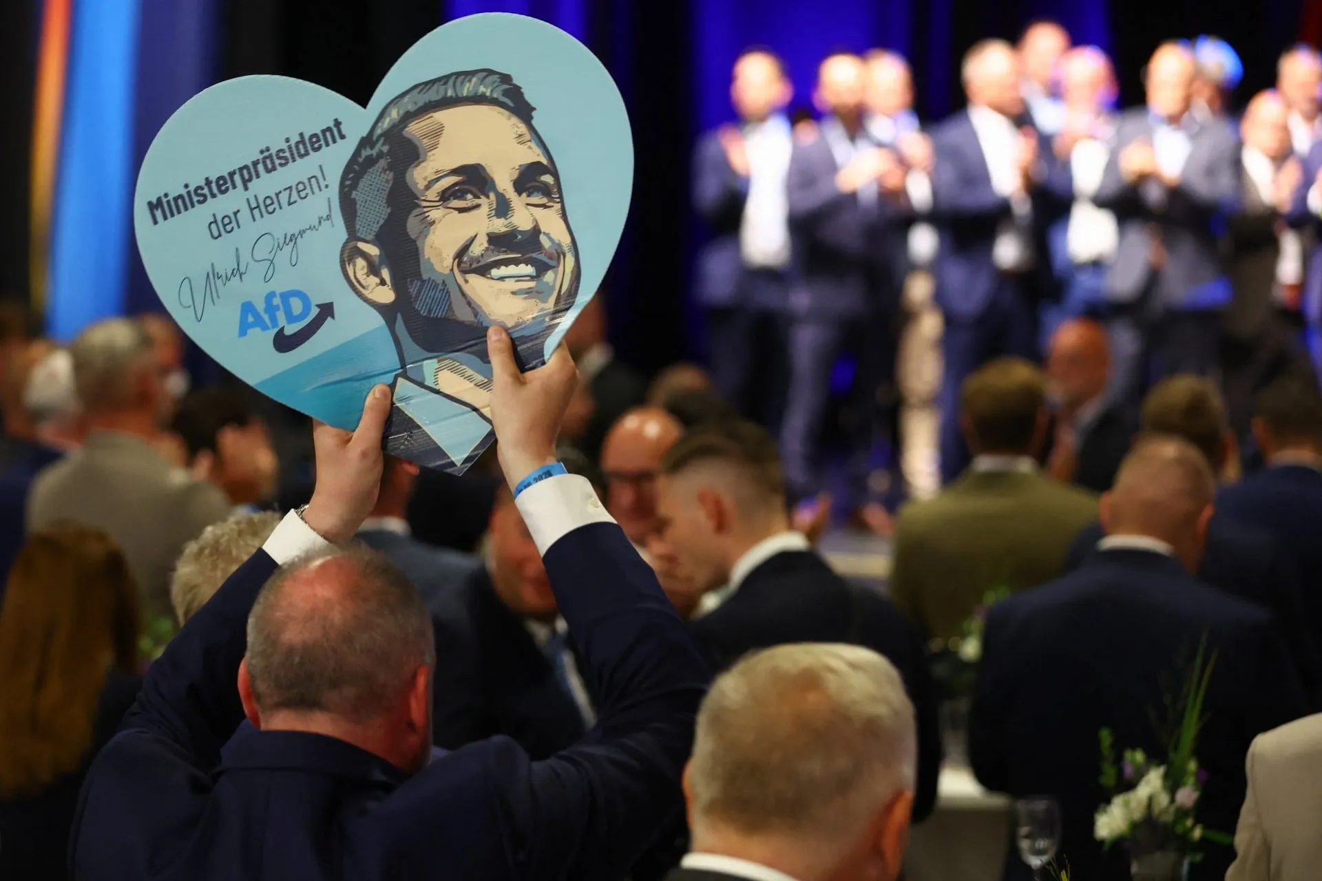 Η Αλίς Βάιντελ πανηγυρίζει τη νίκη της AfD στη Γερμανία
