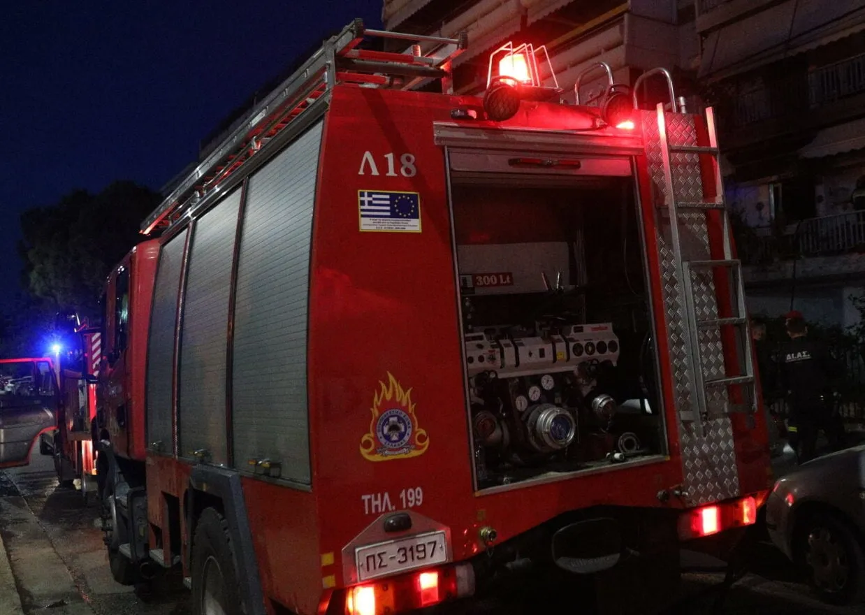 Πυροσβεστικά οχήματα σε φωτιά διαμερίσματος στο Χαλάνδρι
