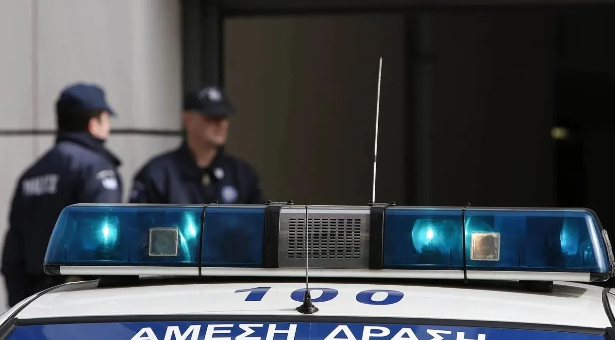 Αστυνομικοί συνοδεύουν συλληφθέντες στον Άγιο Παντελεήμονα