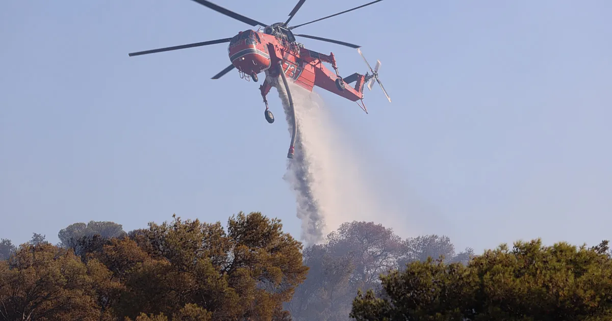 Ελικόπτερο επιχειρεί σε φωτιά στα Σφακιά Χανίων