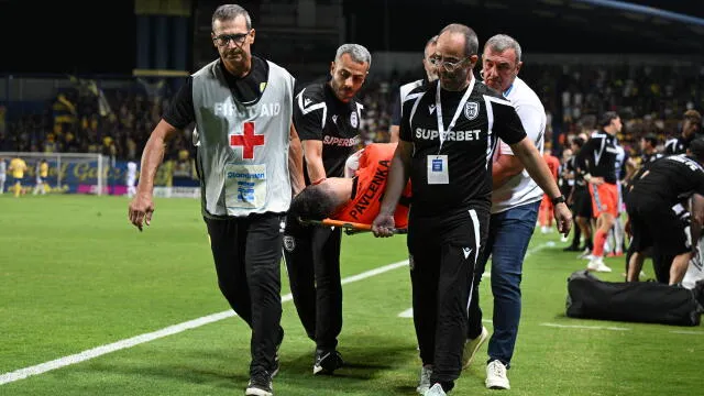 Παίκτες του ΠΑΟΚ πανηγυρίζουν γκολ στο Αγρίνιο