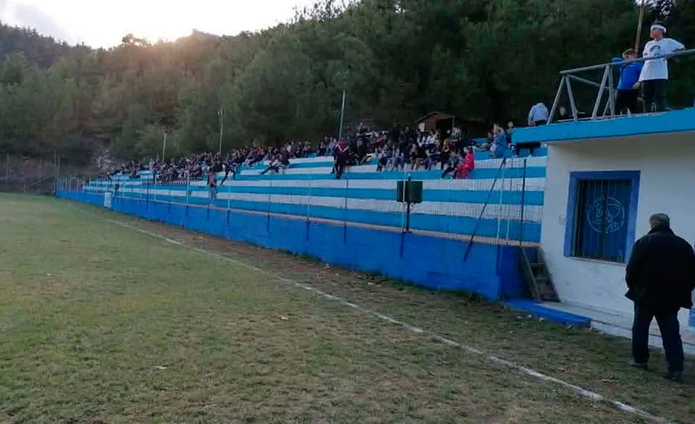 Ποδοσφαιριστές σε γήπεδο ποδοσφαίρου στη Θάσο