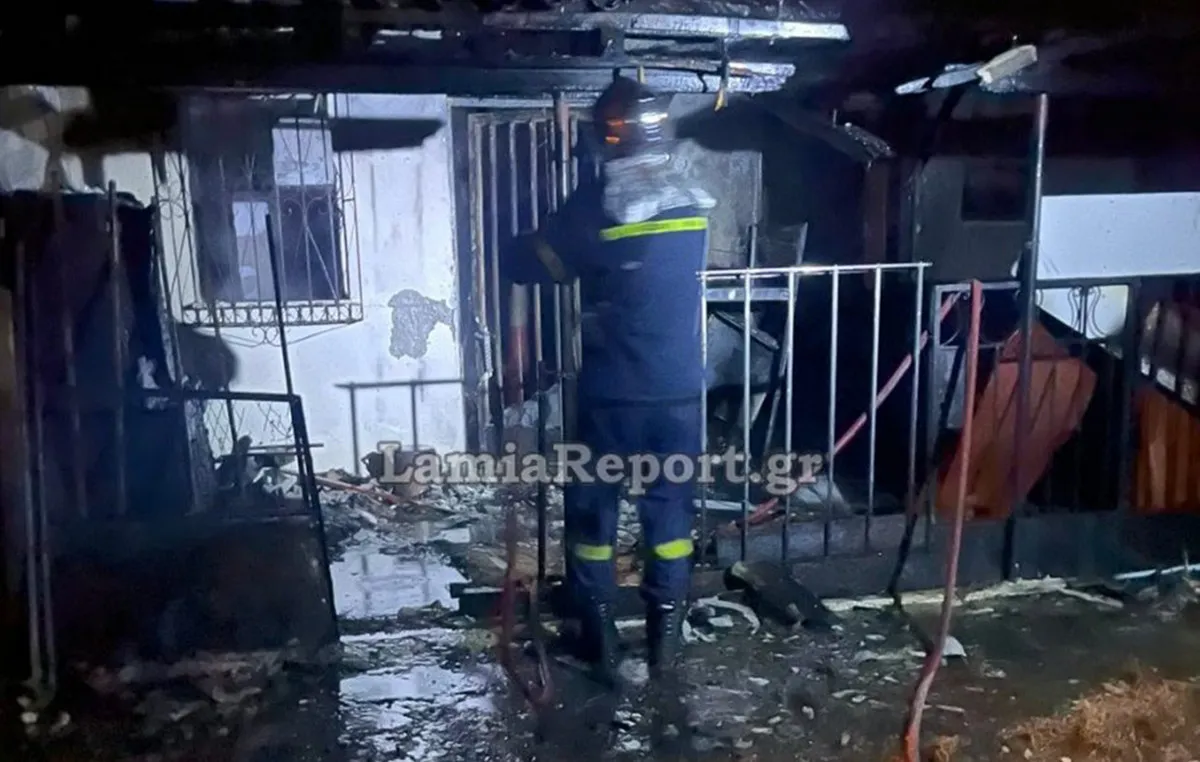 Πυροσβέστες επιχειρούν σε κατεστραμμένο σπίτι μετά από φωτιά στη Φθιώτιδα