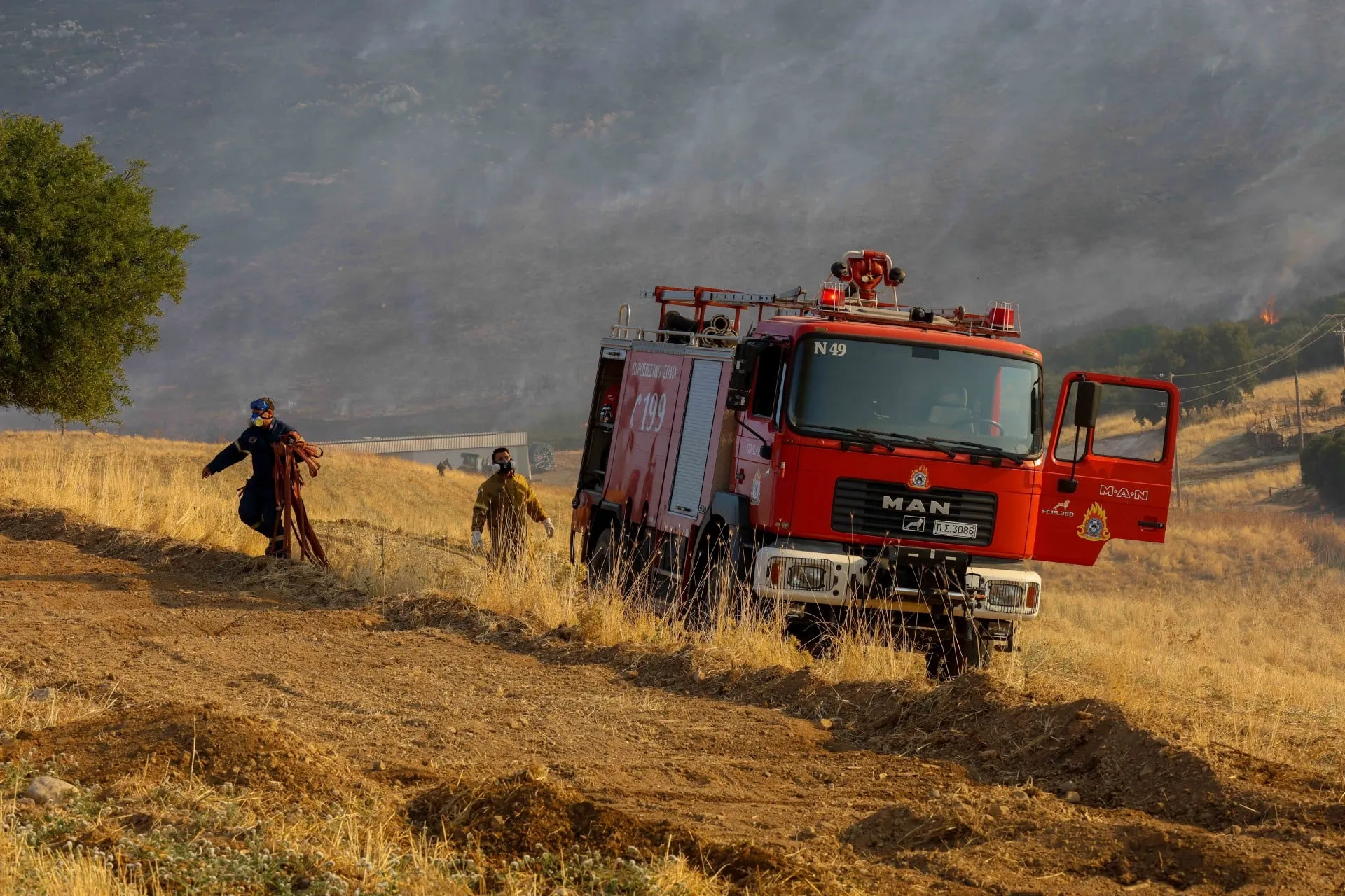 Πυροσβέστες κατασβήνουν φωτιά κοντά σε γραμμές τρένου