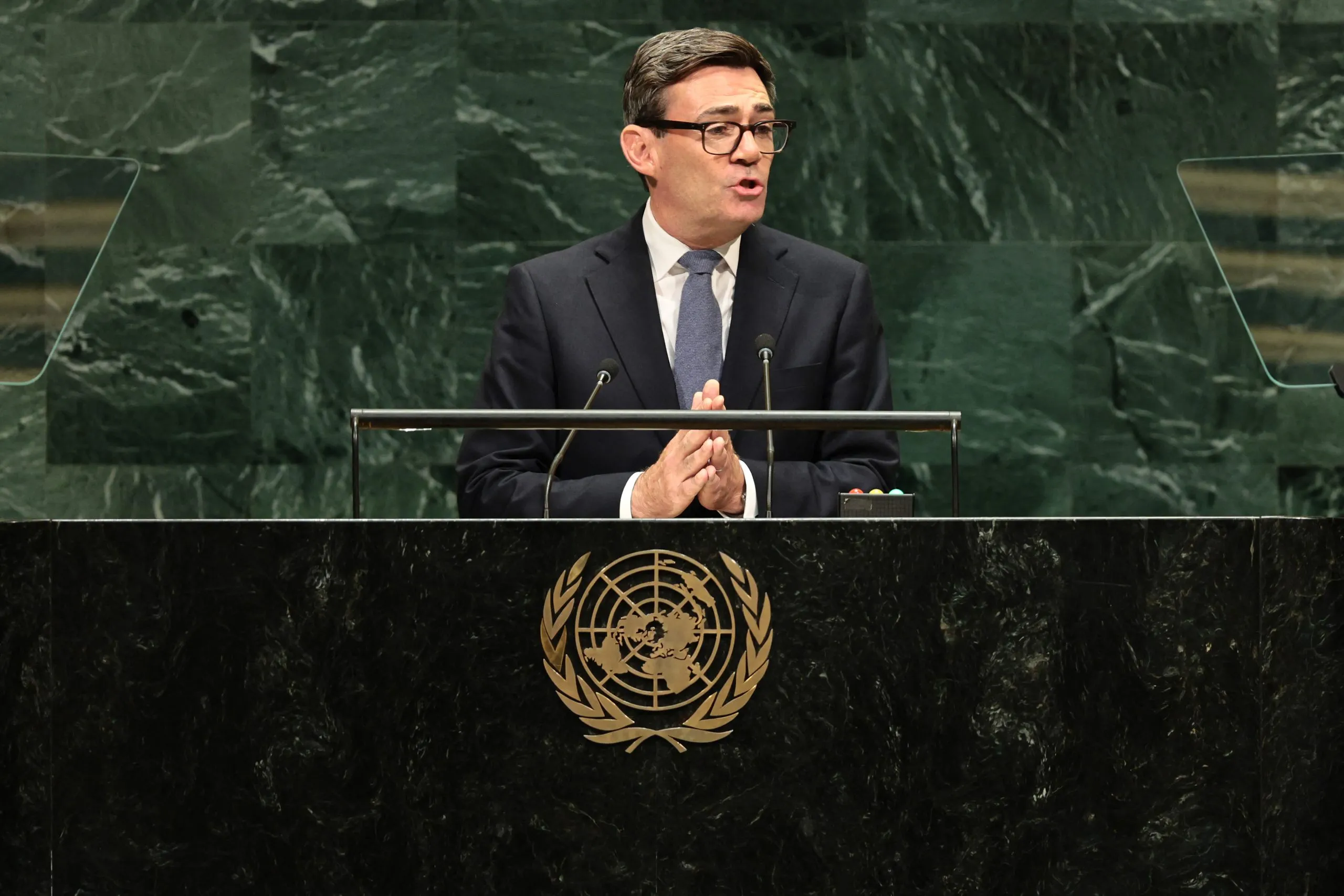 Σημαία Γροιλανδίας και στρατιωτική βάση στην Αρκτική