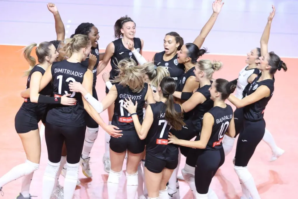 Ο πρόεδρος της ΚΑΕ ΠΑΟΚ παραδίδει το φύλλο αγώνα στη Νάνσυ Μαρκοπούλου