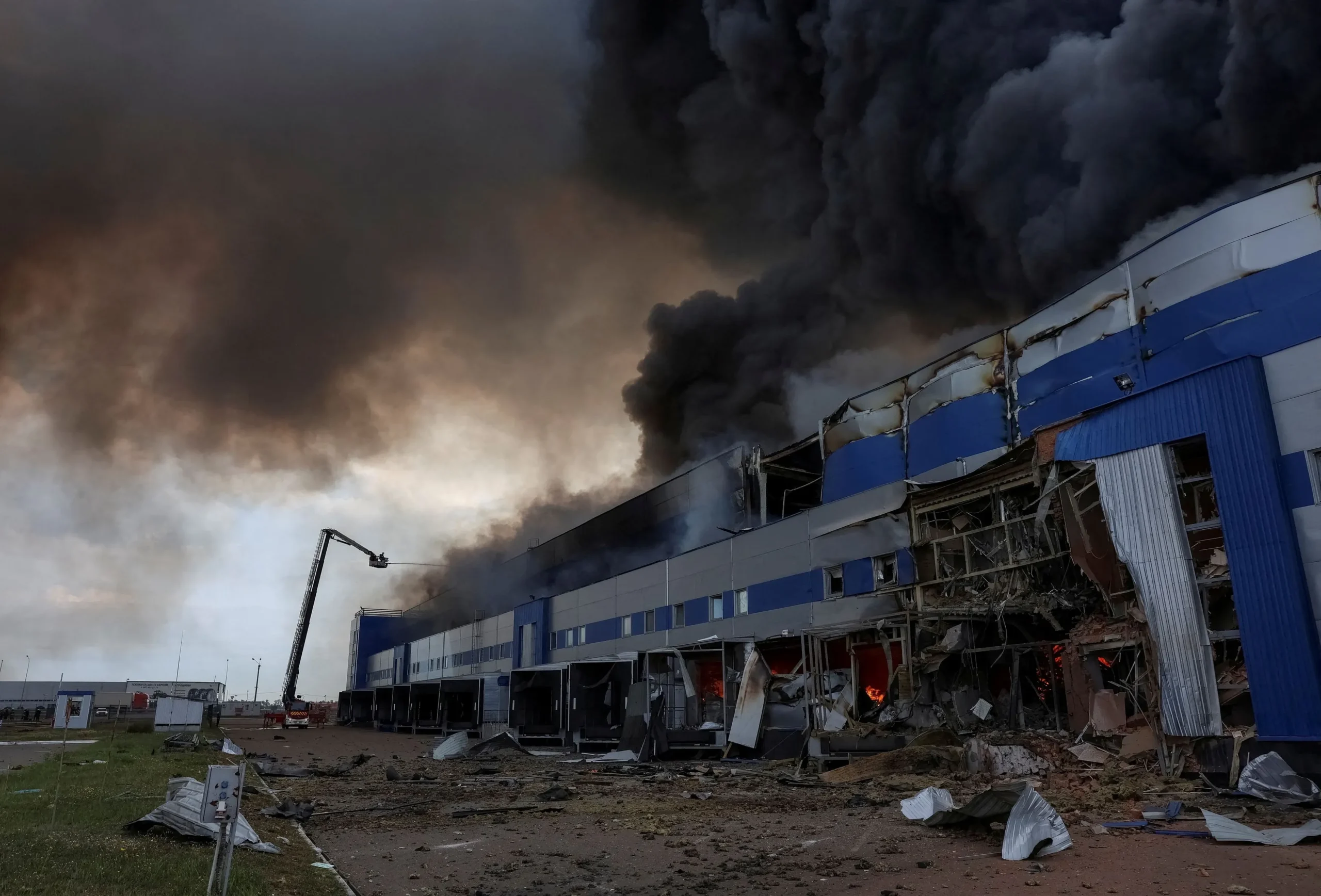 Η Ρωσία χτυπά αεροδρόμια στο Κίεβο, 10 νεκροί από πλήγματα