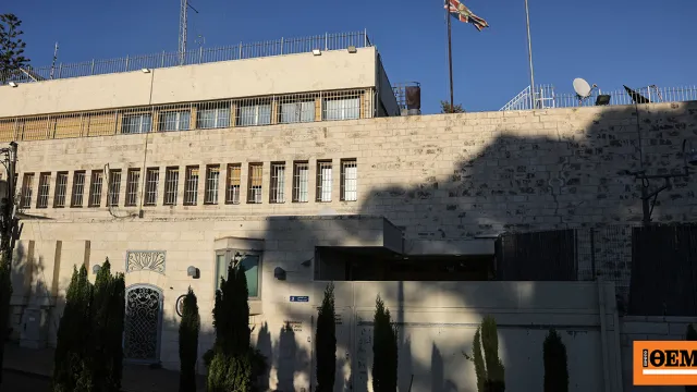 Σημαίες Ισραήλ και Βρετανίας συμβολίζουν τη διπλωματική κρίση