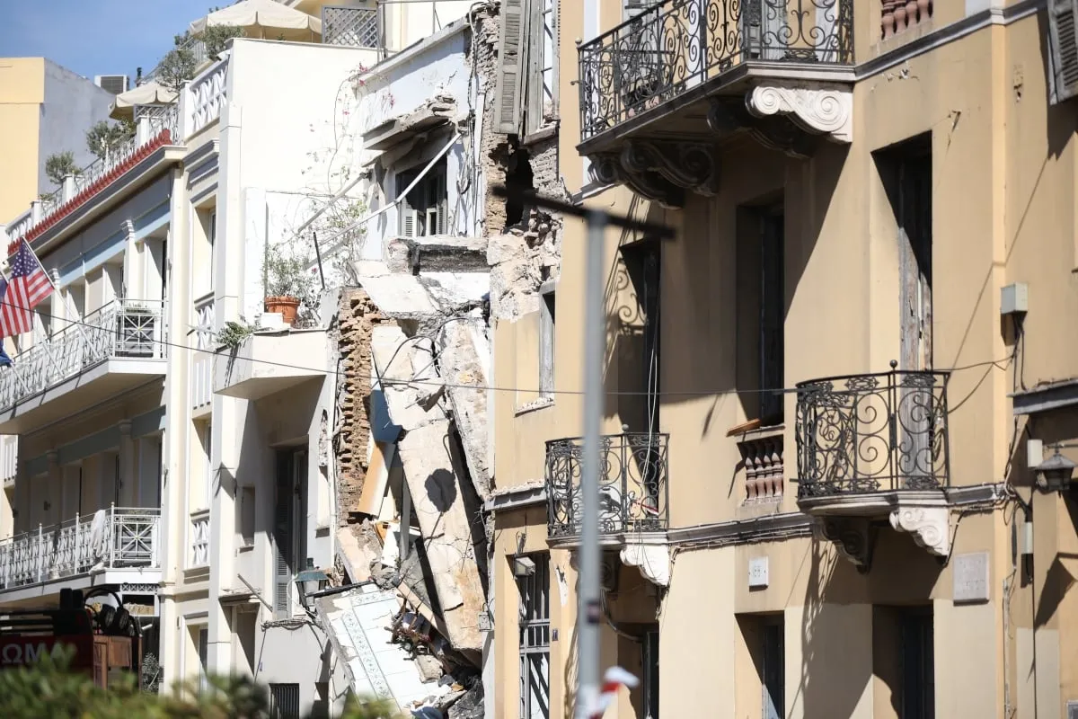 Συντρίμμια κτιρίου μετά την έκρηξη στην Πλάκα